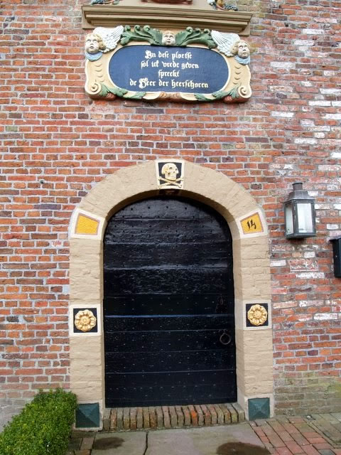 Foto: Portaal van kerk en toren. te Winsum.